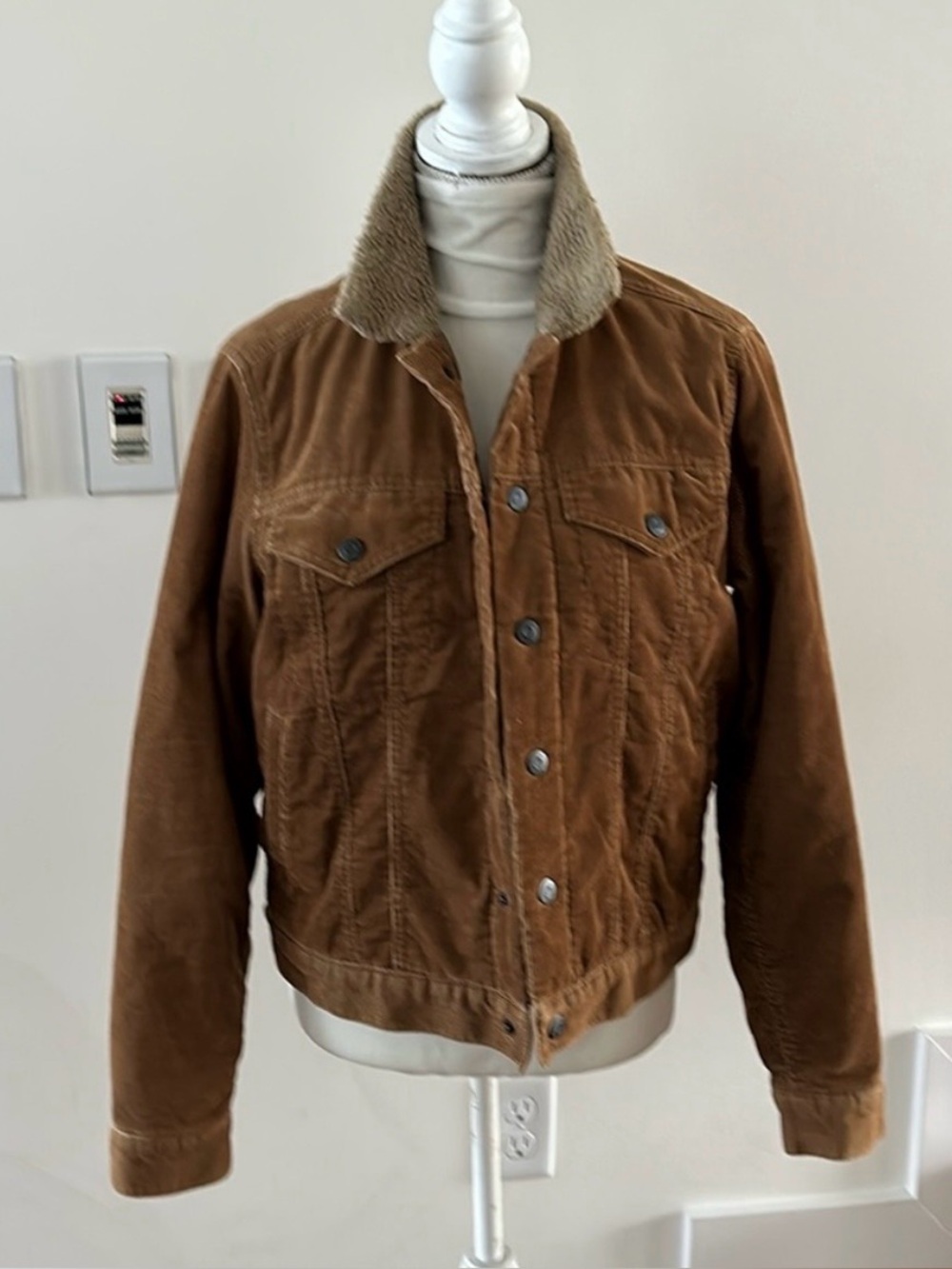 GAP MENS SMALL
CORDUROY QUILTED LINED SHERPA COLLAR JACKET